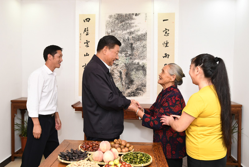 　　9月16日至18日，中共中央總書記、國家主席、中央軍委主席習(xí)近平在河南考察。這是16日下午，習(xí)近平在信陽市新縣田鋪鄉(xiāng)田鋪大塆“老家寒舍”民宿店，同店主一家親切交談。 新華社記者 謝環(huán)馳 攝