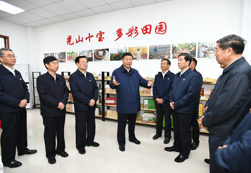 9月16日至18日，中共中央總書記、國家主席、中央軍委主席習(xí)近平在河南考察。這是17日上午，習(xí)近平在信陽市光山縣文殊鄉(xiāng)東岳村文化接待中心，了解光山縣脫貧工作和中辦在光山縣扶貧工作情況。新華社記者 謝環(huán)馳 攝