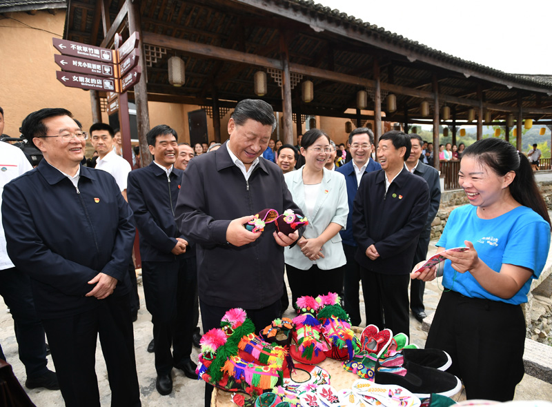 　　9月16日至18日，中共中央總書記、國家主席、中央軍委主席習(xí)近平在河南考察。這是16日下午，習(xí)近平在信陽市新縣田鋪鄉(xiāng)田鋪大塆考察調(diào)研。 新華社記者 謝環(huán)馳 攝