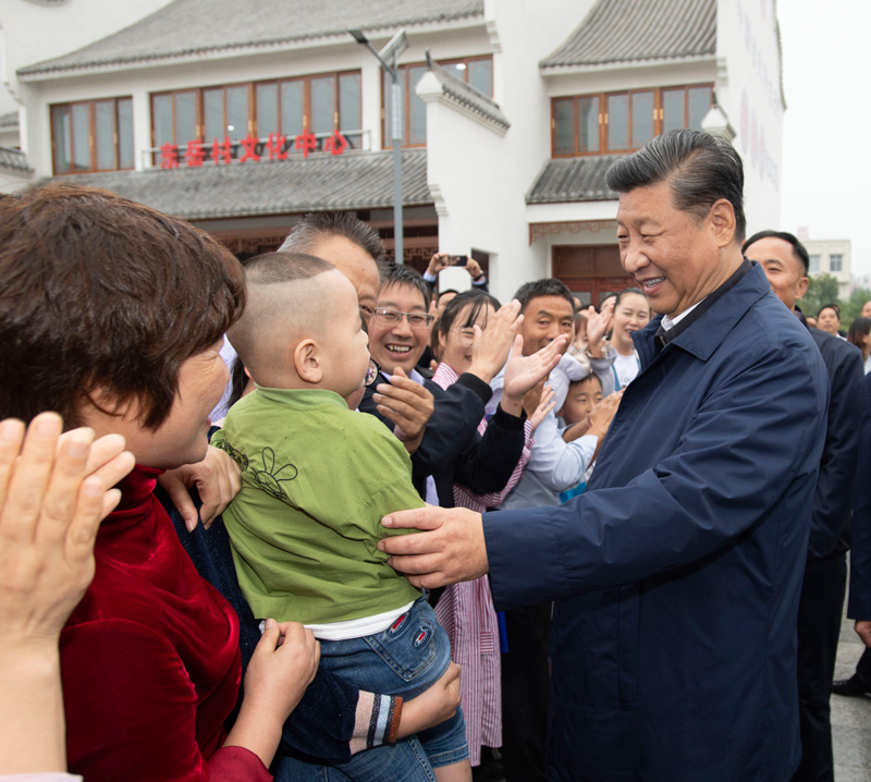 9月16日至18日，中共中央總書記、國家主席、中央軍委主席習(xí)近平在河南考察。這是17日上午，習(xí)近平在信陽市光山縣文殊鄉(xiāng)東岳村同鄉(xiāng)親們親切交流，祝愿鄉(xiāng)親們生活芝麻開花節(jié)節(jié)高。新華社記者 謝環(huán)馳 攝