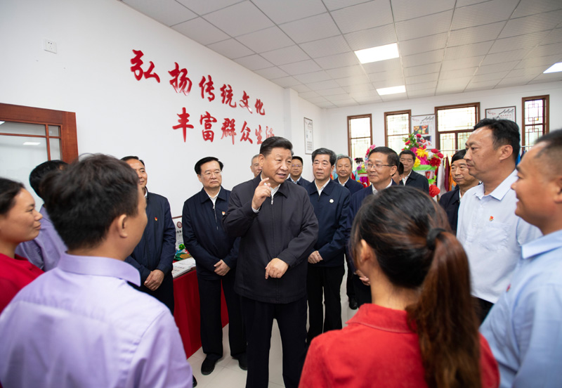 9月16日至18日，中共中央總書記、國家主席、中央軍委主席習(xí)近平在河南考察。這是17日上午，習(xí)近平在信陽市光山縣文殊鄉(xiāng)東岳村文化接待中心，同當(dāng)?shù)孛撠氈赂粠ь^人親切交流，勉勵他們帶動更多鄉(xiāng)親們致富。新華社記者 謝環(huán)馳 攝