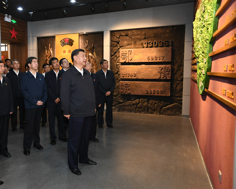 9月16日至18日，中共中央總書記、國家主席、中央軍委主席習(xí)近平在河南考察。這是16日下午，習(xí)近平來到位于信陽市新縣的鄂豫皖蘇區(qū)首府烈士陵園，瞻仰革命烈士紀(jì)念堂。 新華社記者 謝環(huán)馳 攝