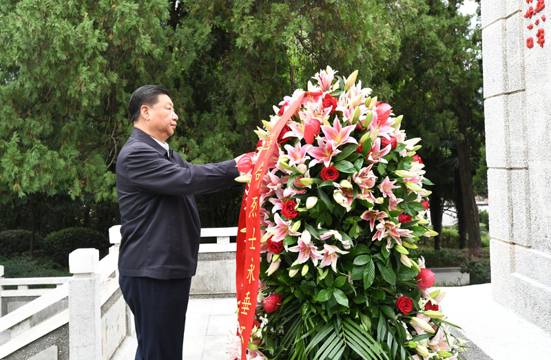 　　9月16日至18日，中共中央總書記、國家主席、中央軍委主席習(xí)近平在河南考察。這是16日下午，習(xí)近平來到位于信陽市新縣的鄂豫皖蘇區(qū)首府烈士陵園，瞻仰革命烈士紀(jì)念碑，向革命先烈敬獻(xiàn)花籃。 新華社記者 謝環(huán)馳 攝