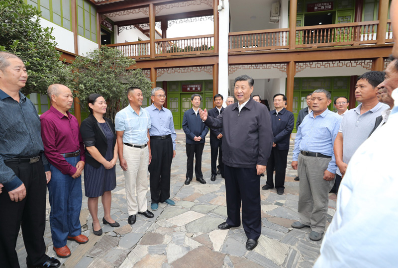 　　9月16日至18日，中共中央總書記、國家主席、中央軍委主席習(xí)近平在河南考察。這是16日下午，習(xí)近平在位于信陽市新縣的鄂豫皖蘇區(qū)首府革命博物館，同當(dāng)?shù)丶t軍后代、革命烈士家屬代表親切交談。 新華社記者 鞠鵬 攝