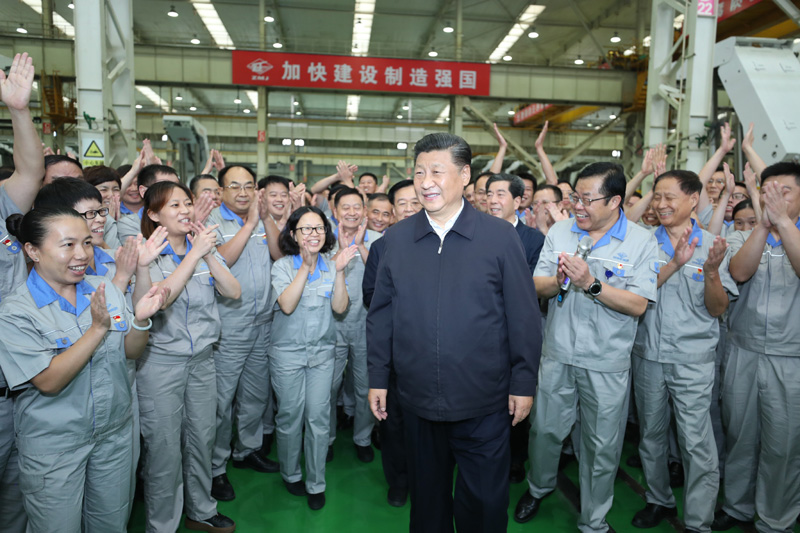 9月16日至18日，中共中央總書記、國家主席、中央軍委主席習(xí)近平在河南考察。這是17日下午，習(xí)近平在鄭州煤礦機(jī)械集團(tuán)股份有限公司總裝車間同工人們親切交流，鼓勵他們加強(qiáng)自主創(chuàng)新，爭創(chuàng)發(fā)展戰(zhàn)略優(yōu)勢。新華社記者 鞠鵬 攝