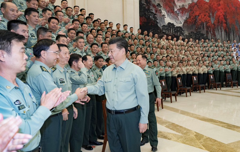 9月16日至18日，中共中央總書記、國家主席、中央軍委主席習(xí)近平在河南考察。這是18日上午，習(xí)近平在鄭州親切接見駐河南部隊(duì)副師職以上領(lǐng)導(dǎo)干部和團(tuán)級單位主官，代表黨中央和中央軍委向駐河南部隊(duì)全體官兵致以誠摯問候。新華社記者 李剛 攝