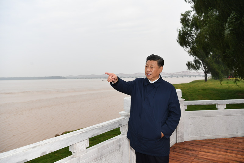 9月16日至18日，中共中央總書記、國家主席、中央軍委主席習(xí)近平在河南考察。這是17日下午，習(xí)近平在鄭州黃河國家地質(zhì)公園，眺望黃河鄭州段。新華社記者 謝環(huán)馳 攝