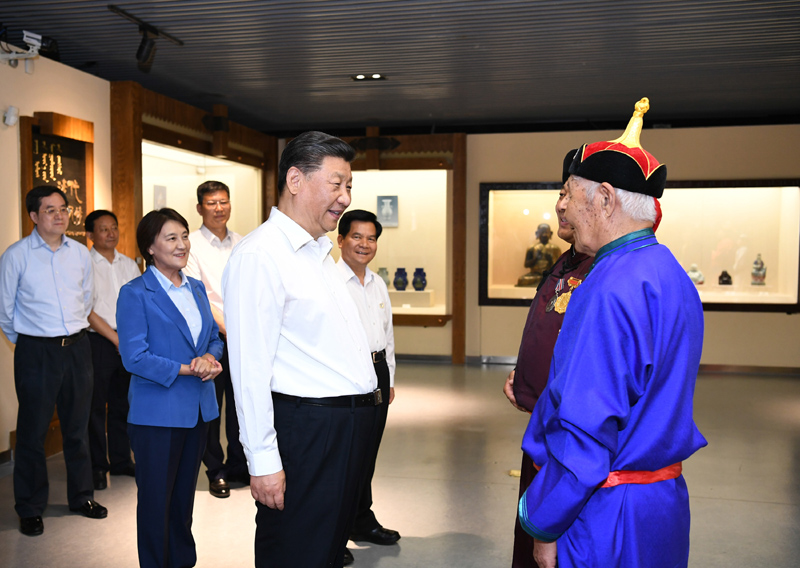 7月15日至16日，中共中央總書記、國家主席、中央軍委主席習(xí)近平在內(nèi)蒙古考察并指導(dǎo)開展“不忘初心、牢記使命”主題教育。這是15日上午，習(xí)近平在赤峰博物館同古典民族史詩《格薩（斯）爾》非物質(zhì)文化遺產(chǎn)傳承人親切交談。
