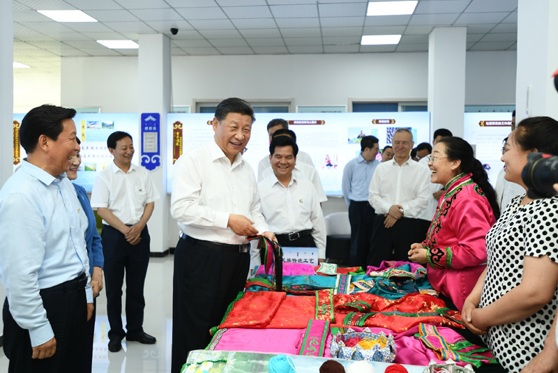7月15日至16日，中共中央總書記、國家主席、中央軍委主席習(xí)近平在內(nèi)蒙古考察并指導(dǎo)開展“不忘初心、牢記使命”主題教育。這是15日上午，習(xí)近平在赤峰市松山區(qū)興安街道臨潢家園社區(qū)，同社區(qū)居民親切交流。