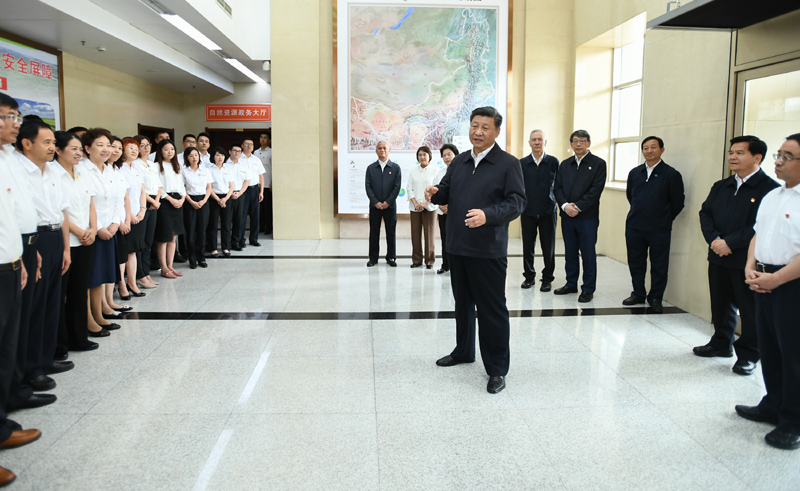 7月15日至16日，中共中央總書記、國家主席、中央軍委主席習(xí)近平在內(nèi)蒙古考察并指導(dǎo)開展“不忘初心、牢記使命”主題教育。這是16日上午，習(xí)近平到內(nèi)蒙古自治區(qū)自然資源廳，實地調(diào)研指導(dǎo)開展“不忘初心、牢記使命”主題教育。