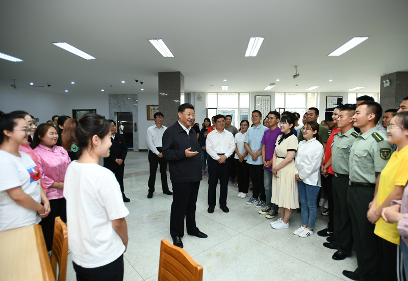 7月15日至16日，中共中央總書記、國家主席、中央軍委主席習(xí)近平在內(nèi)蒙古考察并指導(dǎo)開展“不忘初心、牢記使命”主題教育。這是16日上午，習(xí)近平在內(nèi)蒙古大學(xué)圖書館同學(xué)生們親切交談，勉勵他們志存高遠、腳踏實地、發(fā)奮圖強。