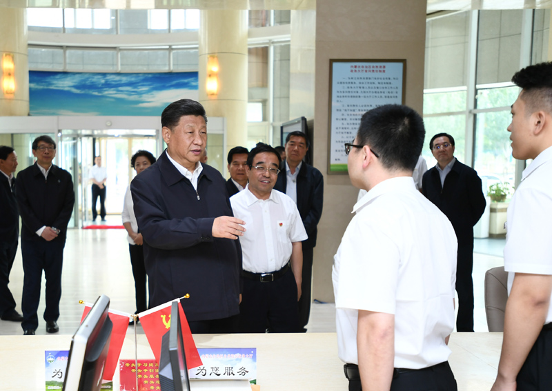 7月15日至16日，中共中央總書記、國家主席、中央軍委主席習(xí)近平在內(nèi)蒙古考察并指導(dǎo)開展“不忘初心、牢記使命”主題教育。這是16日上午，習(xí)近平在內(nèi)蒙古自治區(qū)自然資源廳自然資源政務(wù)大廳同工作人員交談，了解開展主題教育和落實便捷高效政務(wù)服務(wù)等情況。