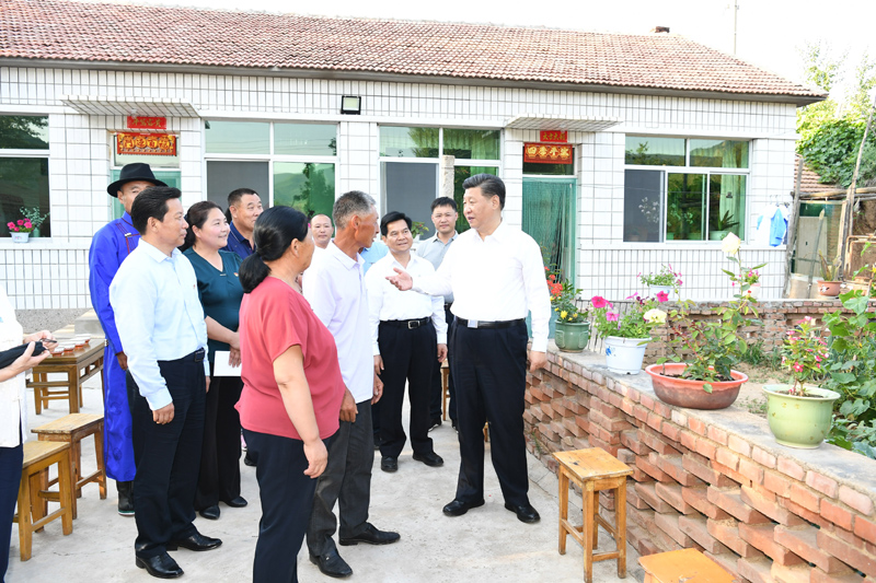 7月15日至16日，中共中央總書記、國家主席、中央軍委主席習(xí)近平在內(nèi)蒙古考察并指導(dǎo)開展“不忘初心、牢記使命”主題教育。這是15日下午，習(xí)近平在赤峰市喀喇沁旗河南街道馬鞍山村村民張國利家，同基層干部群眾代表親切交流。