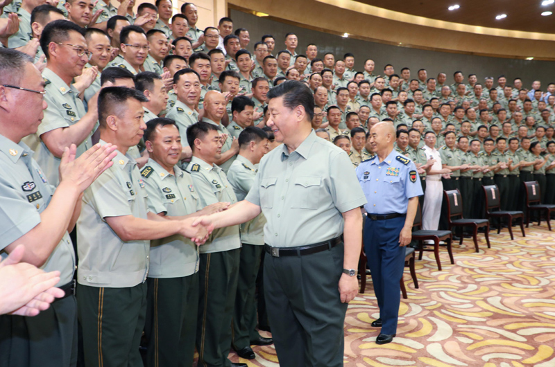 7月15日至16日，中共中央總書記、國家主席、中央軍委主席習(xí)近平在內(nèi)蒙古考察并指導(dǎo)開展“不忘初心、牢記使命”主題教育。這是16日上午，習(xí)近平在呼和浩特親切接見駐內(nèi)蒙古部隊副師職以上領(lǐng)導(dǎo)干部和團級單位主官，代表黨中央和中央軍委向駐內(nèi)蒙古部隊全體官兵致以誠摯問候。