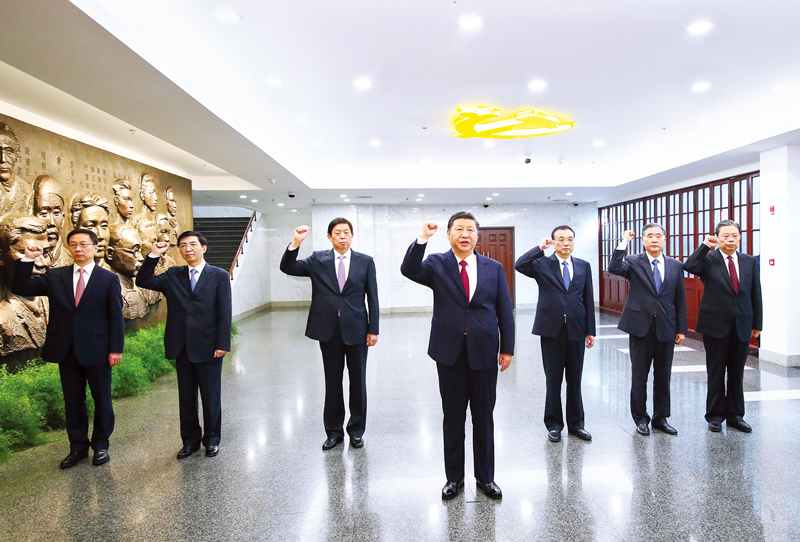 　2017年10月31日，中共中央總書記、國家主席、中央軍委主席習(xí)近平帶領(lǐng)中共中央政治局常委李克強(qiáng)、栗戰(zhàn)書、汪洋、王滬寧、趙樂際、韓正，瞻仰上海中共一大會(huì)址和浙江嘉興南湖紅船。這是31日上午，在上海中共一大會(huì)址紀(jì)念館，習(xí)近平帶領(lǐng)其他中共中央政治局常委同志一起重溫入黨誓詞。 新華社記者 蘭紅光/攝