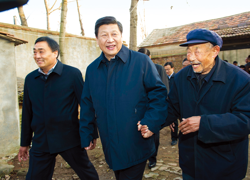 　2013年11月24日至28日，中共中央總書記、國家主席、中央軍委主席習(xí)近平在山東考察。 這是25日下午，習(xí)近平在地處沂蒙老區(qū)的臨沭縣曹莊鎮(zhèn)朱村親切地拉著83歲的“老支前”王克昌的手去他家看望。 新華社記者 謝環(huán)馳/攝