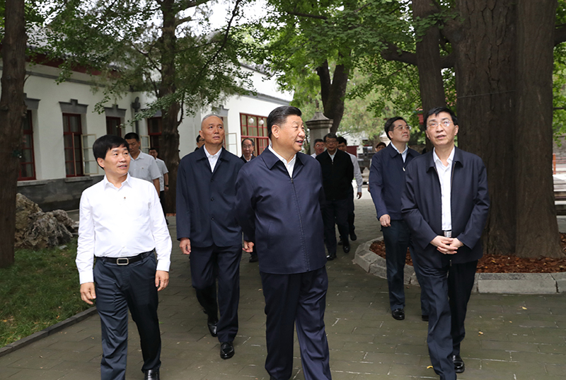 9月12日，中共中央總書記、國家主席、中央軍委主席習(xí)近平視察中共中央北京香山革命紀(jì)念地。這是習(xí)近平瞻仰雙清別墅。