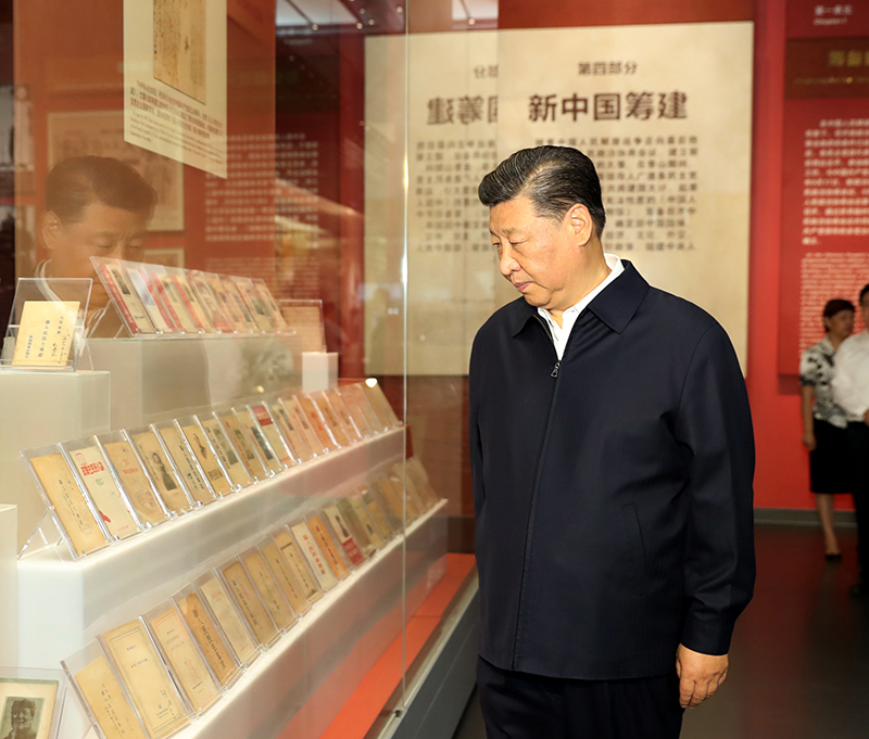 9月12日，中共中央總書記、國家主席、中央軍委主席習(xí)近平視察中共中央北京香山革命紀(jì)念地。這是習(xí)近平在香山革命紀(jì)念館參觀《為新中國奠基》主題展覽。