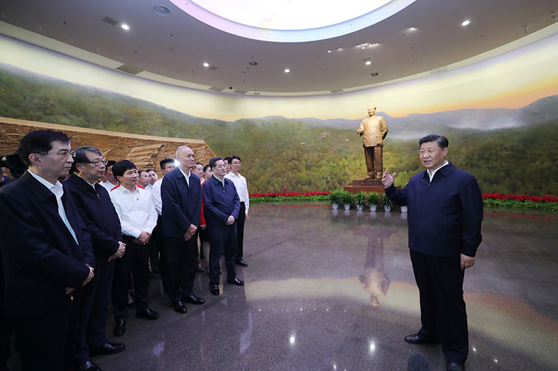 9月12日，中共中央總書記、國家主席、中央軍委主席習(xí)近平視察中共中央北京香山革命紀(jì)念地。這是習(xí)近平在香山革命紀(jì)念館參觀《為新中國奠基》主題展覽，并發(fā)表重要講話。