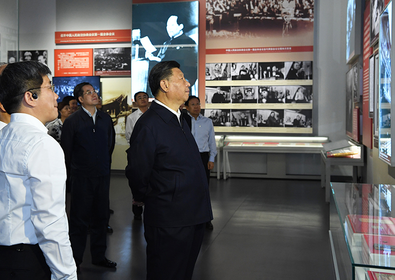 9月12日，中共中央總書記、國家主席、中央軍委主席習(xí)近平視察中共中央北京香山革命紀(jì)念地。這是習(xí)近平在香山革命紀(jì)念館參觀《為新中國奠基》主題展覽。