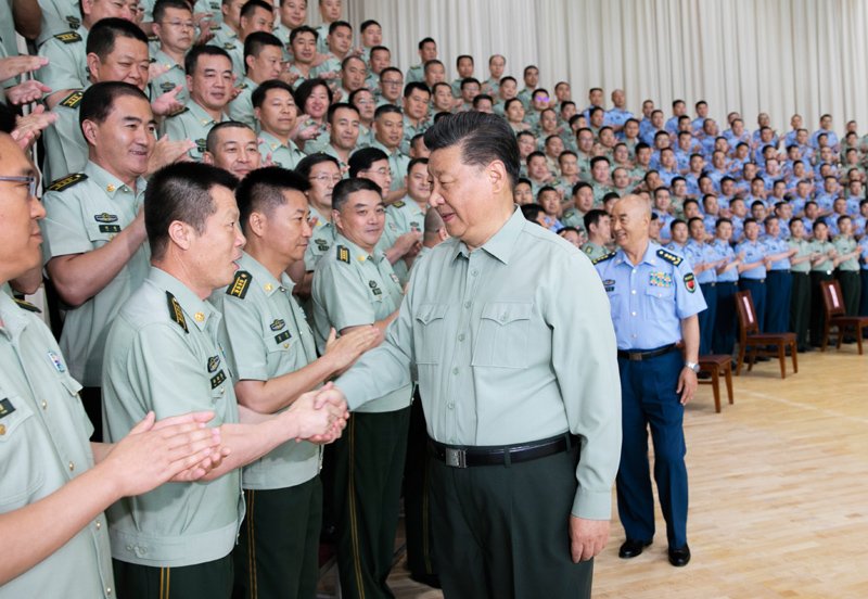 8月22日，中共中央總書記、國家主席、中央軍委主席習(xí)近平到空軍某基地視察。這是習(xí)近平親切接見駐甘肅部隊副師職以上領(lǐng)導(dǎo)干部和團級單位主官。