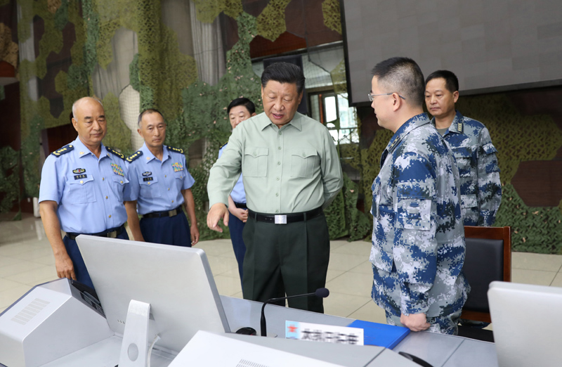 8月22日，中共中央總書記、國家主席、中央軍委主席習(xí)近平到空軍某基地視察。這是習(xí)近平察看基地作戰(zhàn)指揮中心，了解戰(zhàn)備值班和訓(xùn)練情況。