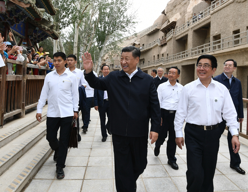 8月19日至22日，中共中央總書記、國家主席、中央軍委主席習(xí)近平在甘肅考察。這是19日下午，習(xí)近平在敦煌莫高窟考察調(diào)研時，向正在參觀的游客親切招手致意。
