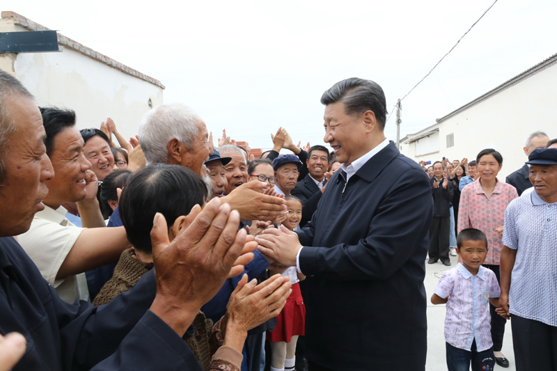 8月19日至22日，中共中央總書記、國家主席、中央軍委主席習(xí)近平在甘肅考察。這是21日上午，習(xí)近平在武威市古浪縣黃花灘生態(tài)移民區(qū)富民新村同村民親切交談。