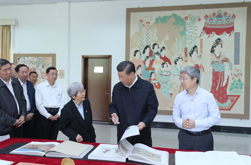 8月19日至22日，中共中央總書記、國家主席、中央軍委主席習(xí)近平在甘肅考察。這是19日下午，習(xí)近平在敦煌研究院察看珍藏文物和學(xué)術(shù)成果展示，了解文物保護和研究、弘揚優(yōu)秀歷史文化情況。