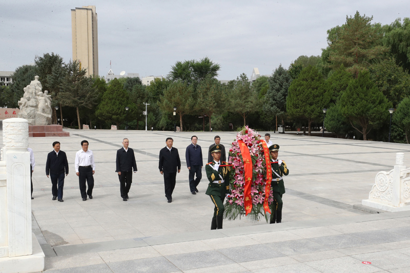 8月19日至22日，中共中央總書記、國家主席、中央軍委主席習(xí)近平在甘肅考察。這是20日上午，習(xí)近平來到張掖市高臺縣，瞻仰中國工農(nóng)紅軍西路軍紀(jì)念碑，向革命先烈敬獻花籃。