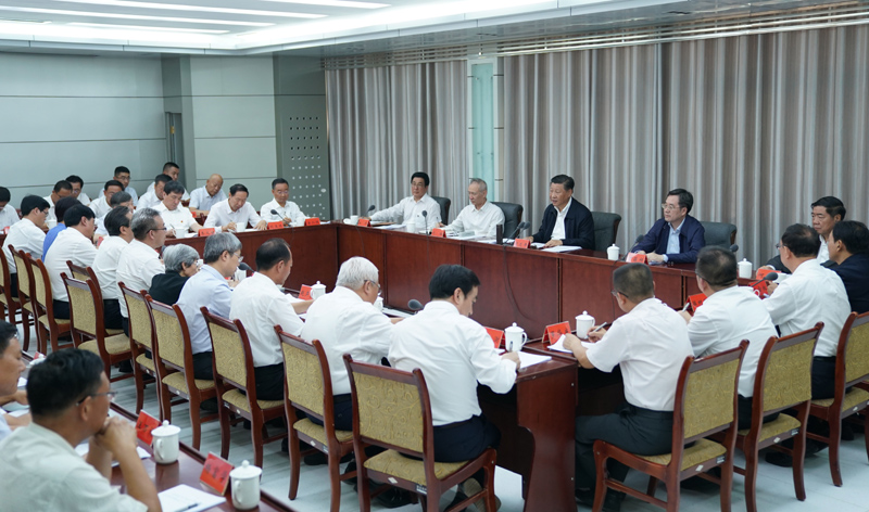8月19日至22日，中共中央總書記、國家主席、中央軍委主席習(xí)近平在甘肅考察。這是19日下午，習(xí)近平在敦煌研究院同有關(guān)專家、學(xué)者和文化單位代表座談并發(fā)表重要講話。