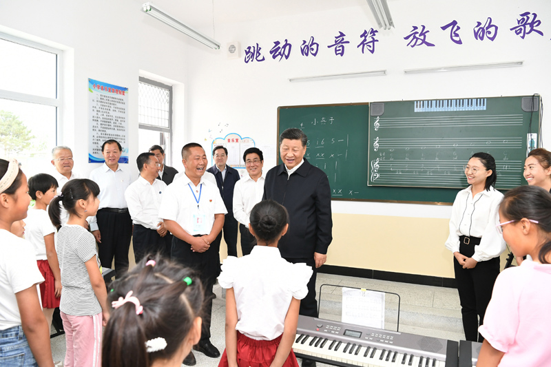 8月19日至22日，中共中央總書記、國家主席、中央軍委主席習(xí)近平在甘肅考察。這是21日上午，習(xí)近平在武威市古浪縣黃花灘生態(tài)移民區(qū)富民新村富民小學(xué)的音樂教室，認真觀看正在進行的音樂課教學(xué)。