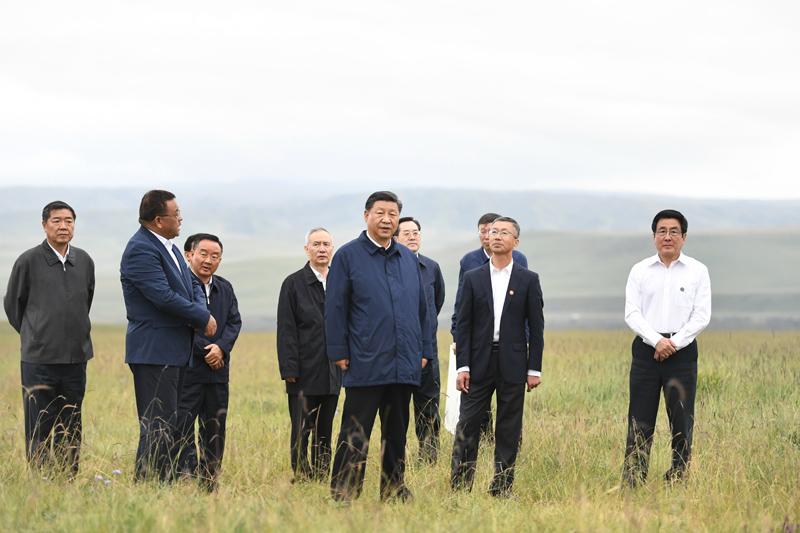 8月19日至22日，中共中央總書記、國家主席、中央軍委主席習(xí)近平在甘肅考察。這是20日下午，習(xí)近平在中農(nóng)發(fā)山丹馬場有限責(zé)任公司一場考察，實地了解祁連山生態(tài)環(huán)境恢復(fù)和保護情況。