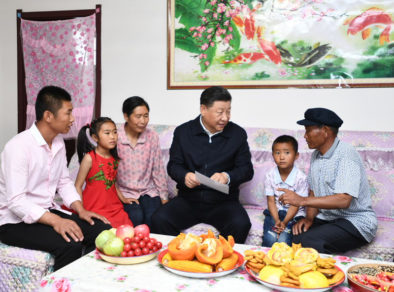 8月19日至22日，中共中央總書記、國家主席、中央軍委主席習(xí)近平在甘肅考察。這是21日上午，習(xí)近平在武威市古浪縣黃花灘生態(tài)移民區(qū)富民新村村民李應(yīng)川家，同李應(yīng)川一家拉家常。