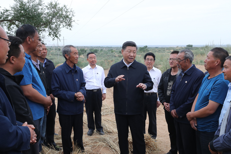 8月19日至22日，中共中央總書記、國家主席、中央軍委主席習(xí)近平在甘肅考察。這是21日上午，習(xí)近平在武威市古浪縣八步沙林場同“六老漢”代表及林場職工親切交談。
