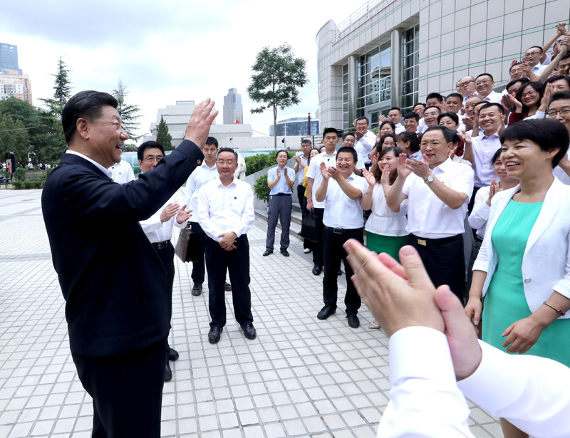 8月19日至22日，中共中央總書記、國家主席、中央軍委主席習(xí)近平在甘肅考察。這是21日下午，習(xí)近平在讀者出版集團有限公司同工作人員親切交談。