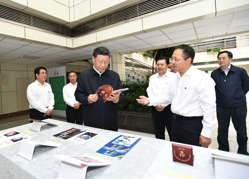 8月19日至22日，中共中央總書記、國家主席、中央軍委主席習(xí)近平在甘肅考察。這是21日下午，習(xí)近平在讀者出版集團有限公司考察。