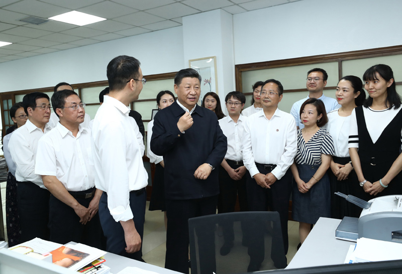 8月19日至22日，中共中央總書記、國家主席、中央軍委主席習(xí)近平在甘肅考察。這是21日下午，習(xí)近平在《讀者》編輯部同工作人員交流，勉勵他們?yōu)槿嗣裉峁└鄡?yōu)秀精神食糧。
