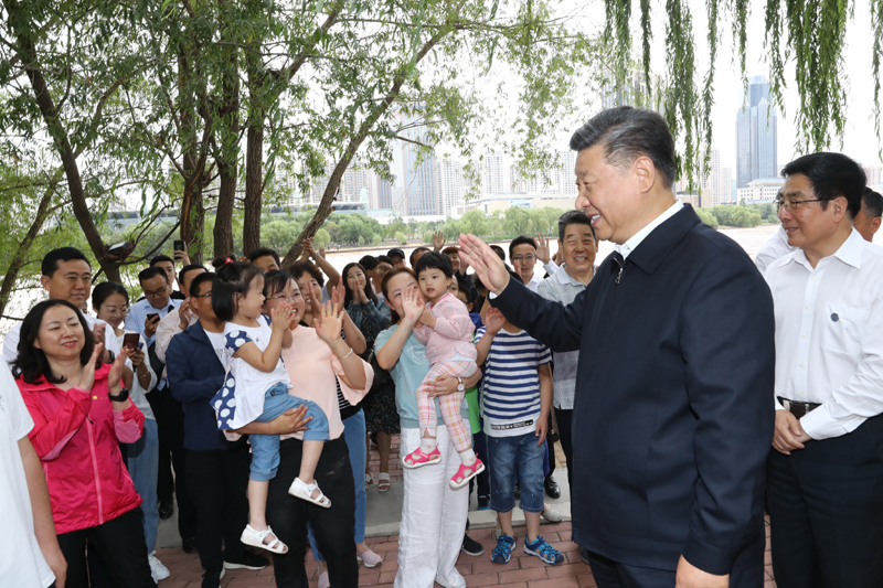 8月19日至22日，中共中央總書記、國家主席、中央軍委主席習(xí)近平在甘肅考察。這是21日下午，習(xí)近平在蘭州市黃河治理蘭鐵泵站項目點同正在休閑的群眾親切交談。