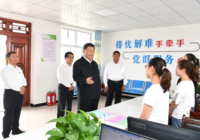 8月19日至22日，中共中央總書記、國家主席、中央軍委主席習(xí)近平在甘肅考察。這是21日上午，習(xí)近平在武威市古浪縣黃花灘生態(tài)移民區(qū)富民新村黨群服務(wù)中心考察。